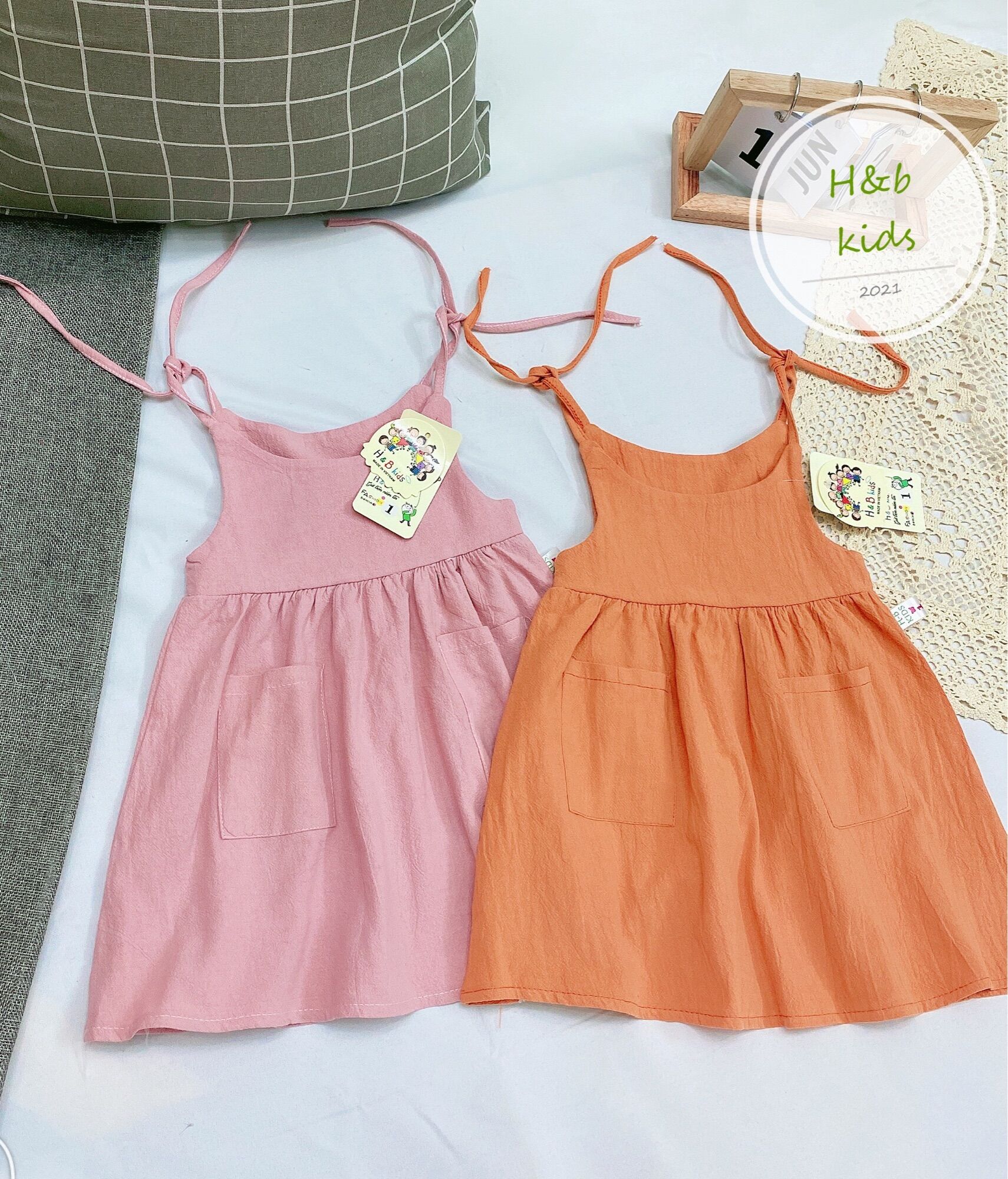 Váy đũi 2 dây thắt nơ bé gái