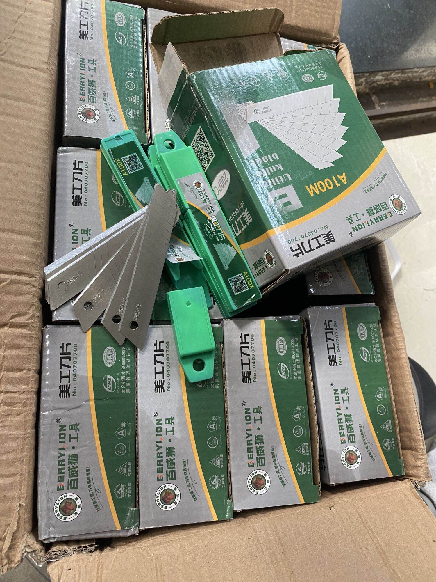 Lưỡi dao thay cho dao dọc , lưỡi dày 0.5mm
