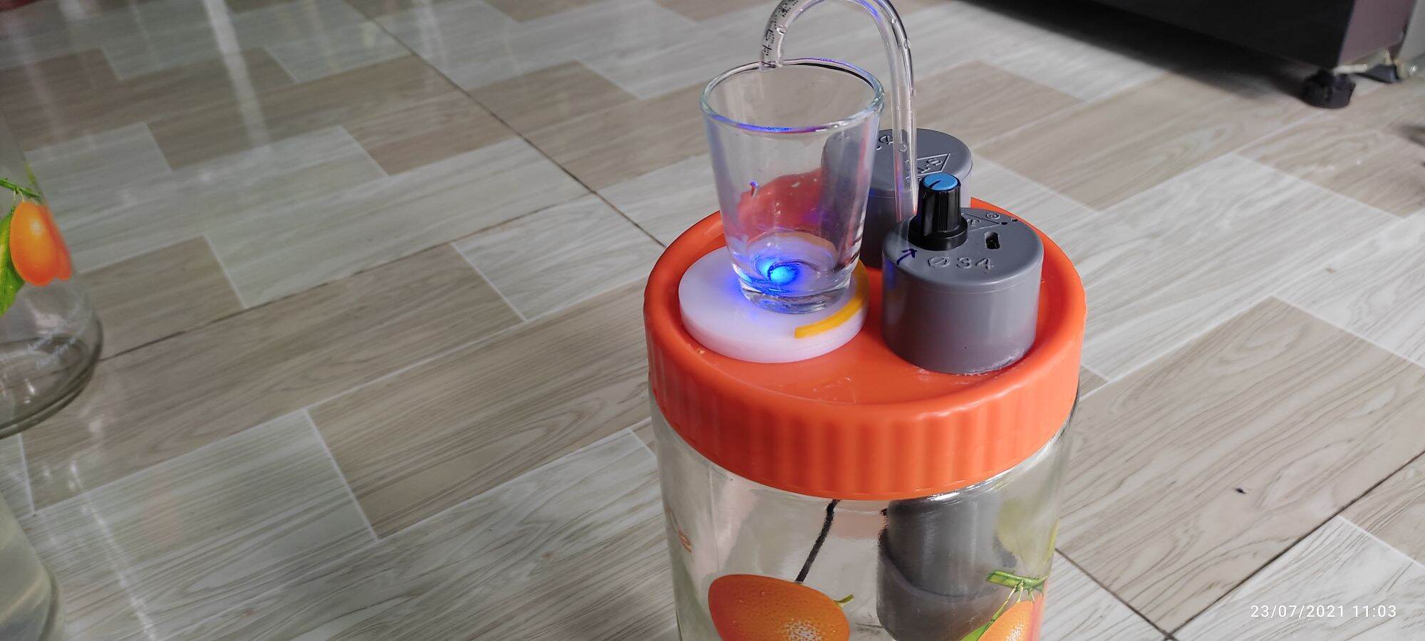 MIỄN PHÍ SÍP bình rót ruou 2 lít có đế để ly tự động