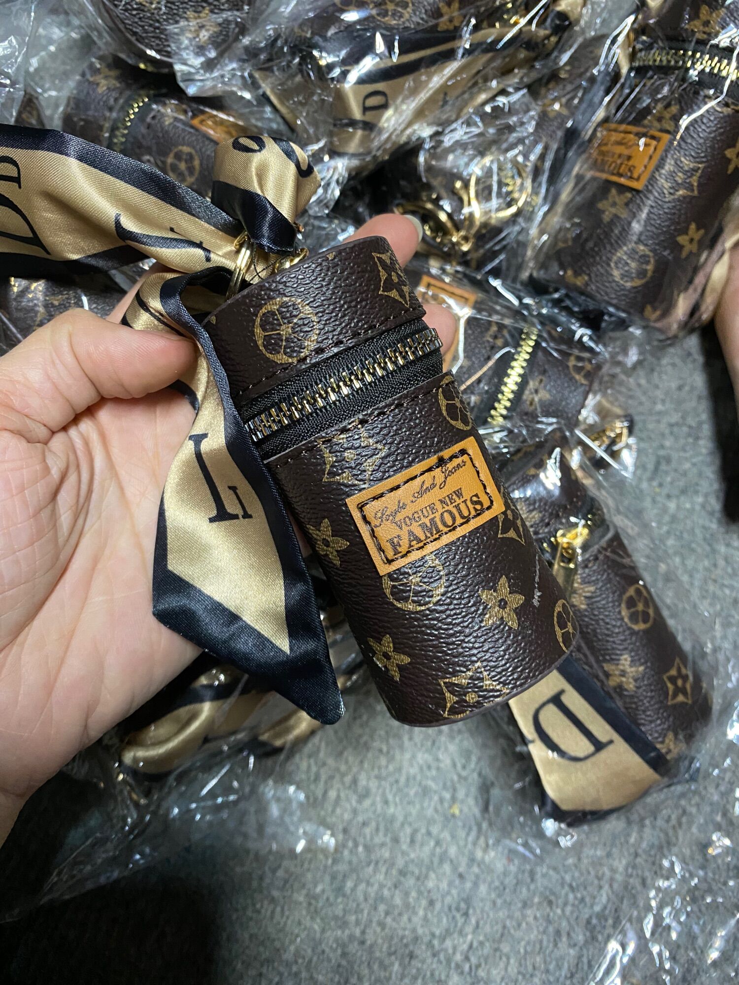 Móc khoá mini, túi mini cầm tay kèm khăn