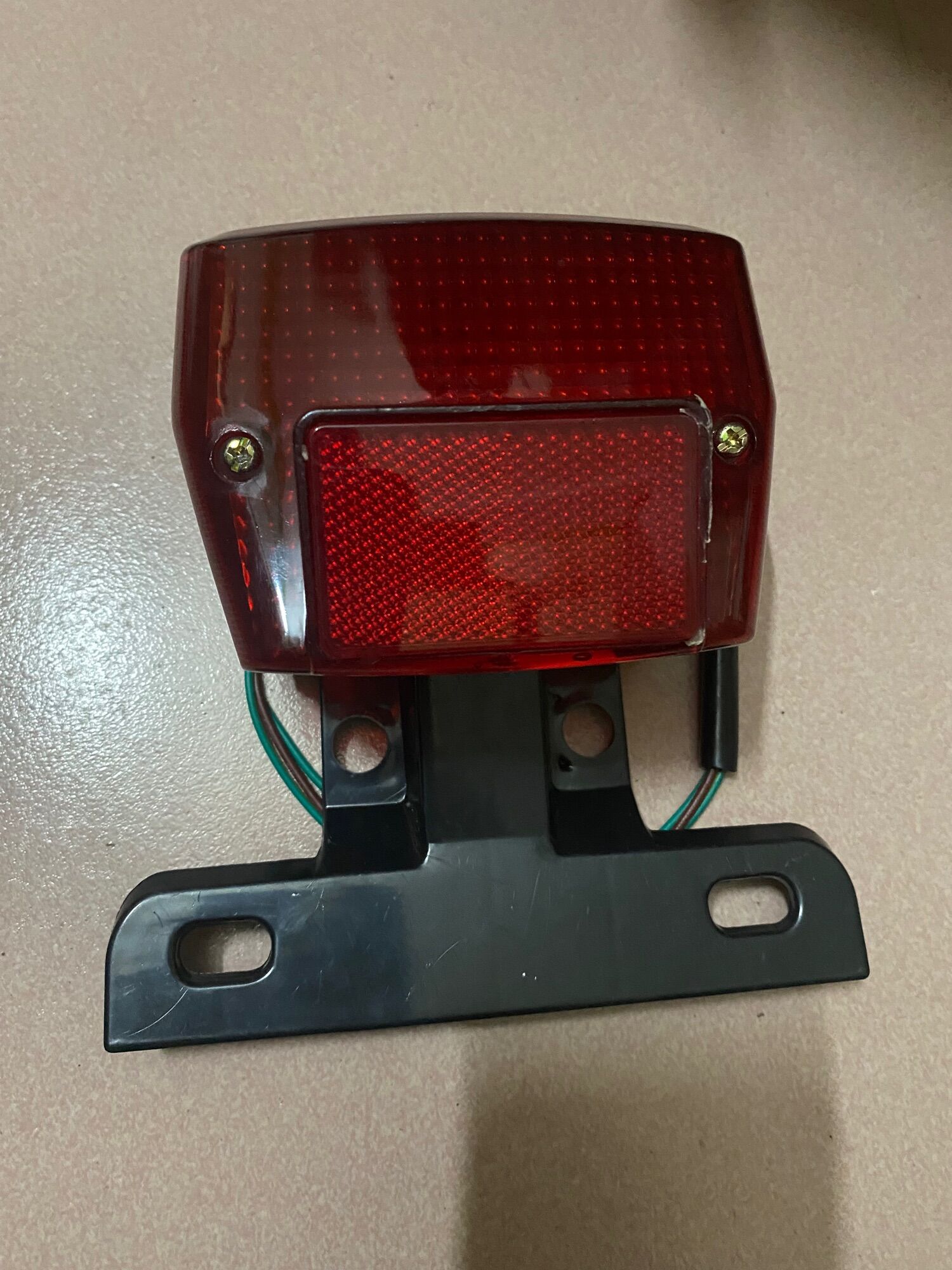 Đèn hậu xe máy cúp 82 đời mới lắp vừa cho tất cả các dòng xe cúp 82 đời mới cũ
