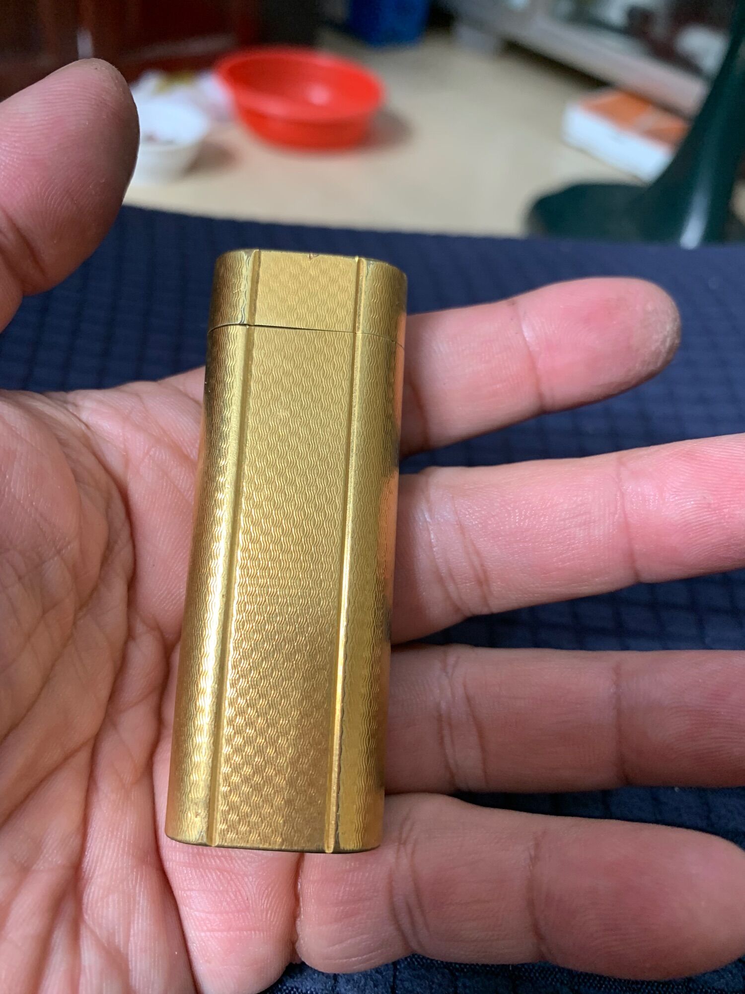 Bật lửa Cartier mạ vàng.