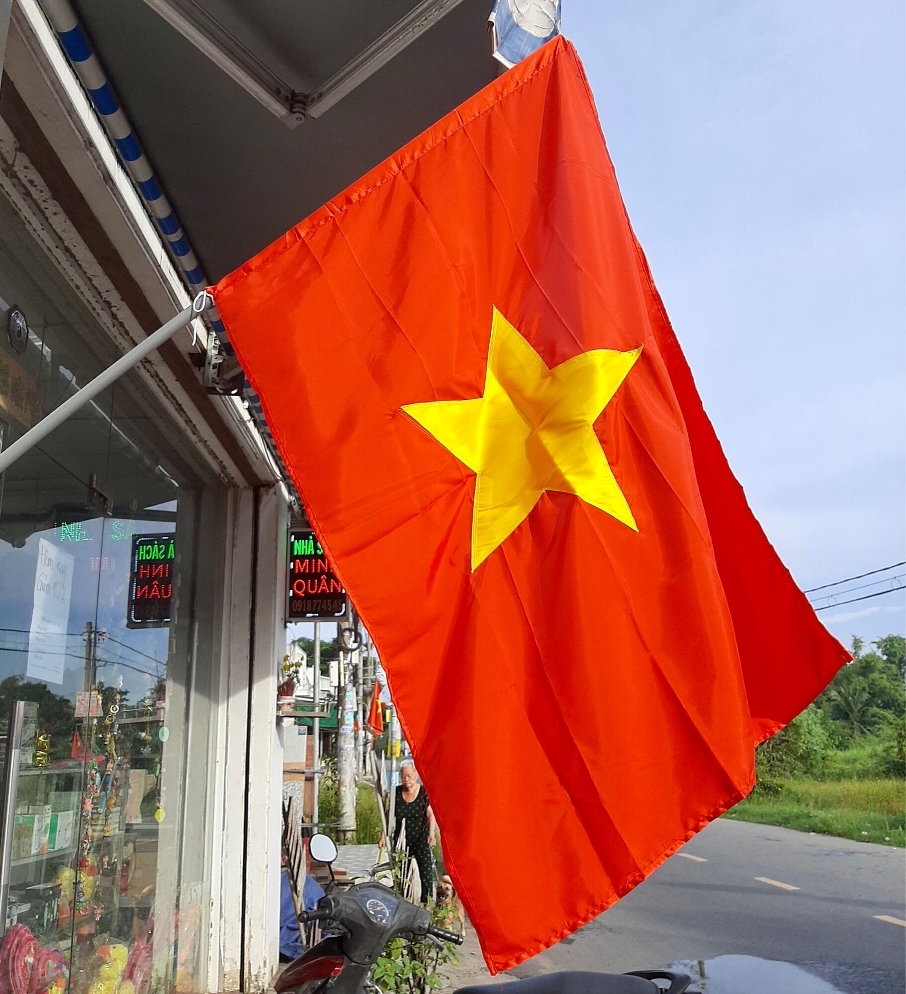 Cờ đỏ sao vàng/ cờ Tổ quốc/ cờ treo gia đình size 0,7x1,05met vải phi bóng