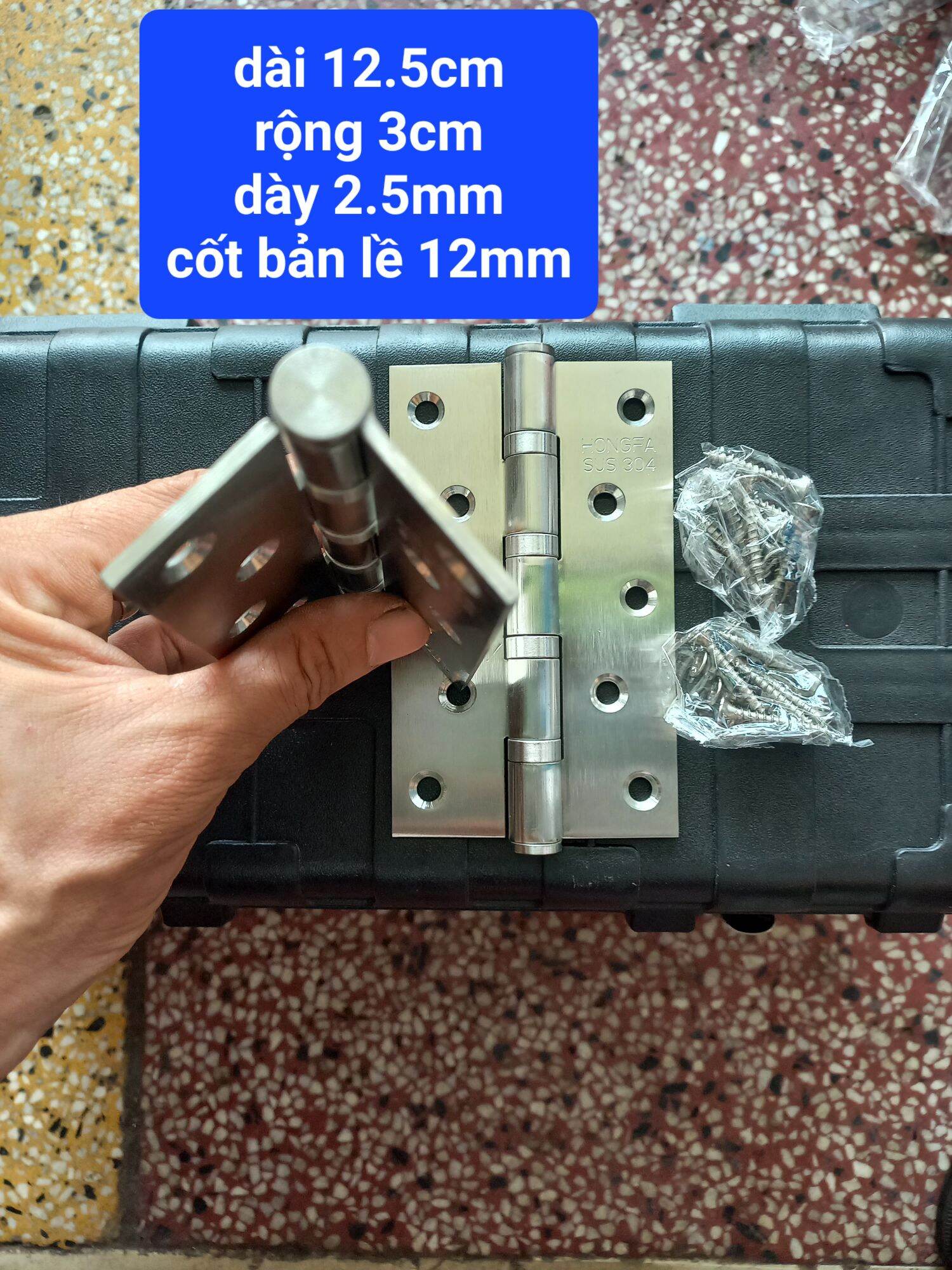 1 hộp bản lề lá inox 304 có 2 lựa chọn size 10cm và 12.5cmgồm 2 cái,có vít inox đi kèm