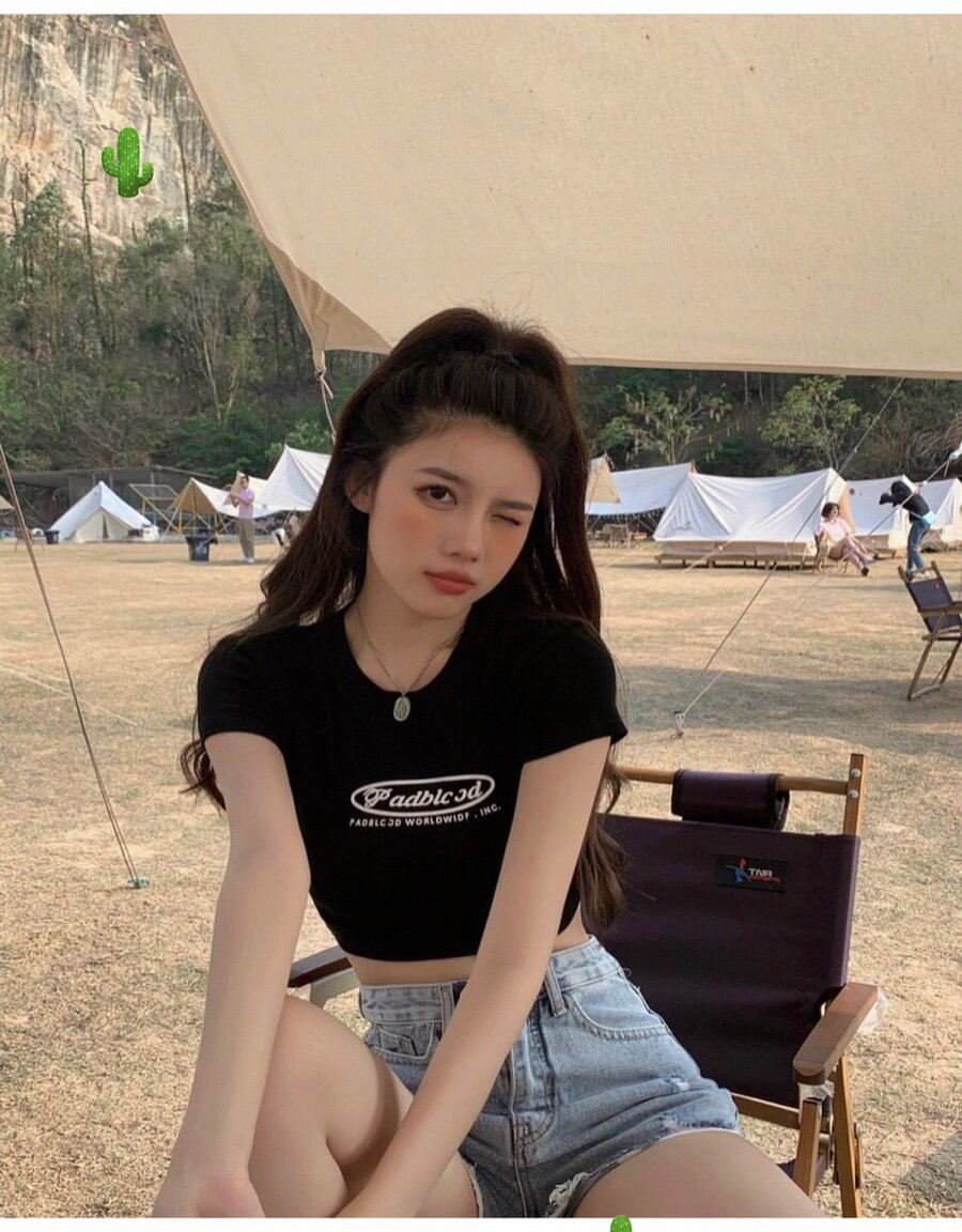 Áo croptop trắng đen chữ basic