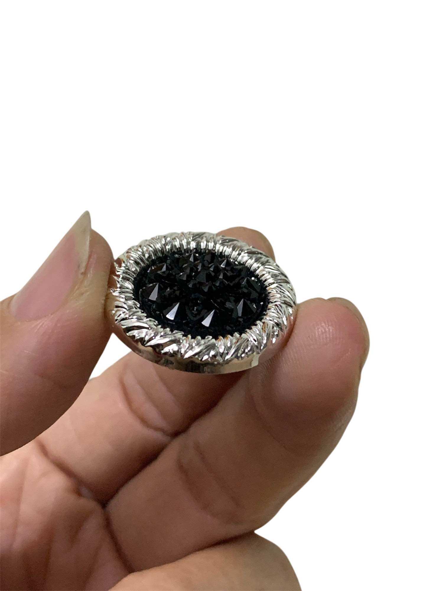 5 nút vét đính đá đen viền xi trắng nhiều size.