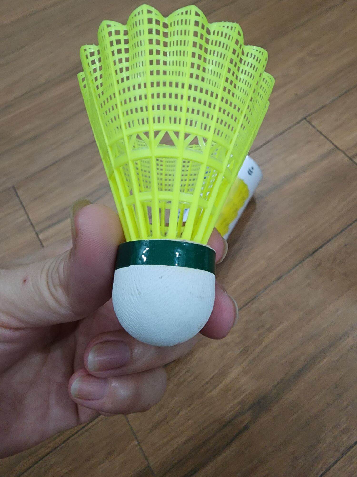 Quả cầu lông nhựa FUWIN F - 600 ( Có bán lẻ 1 quả và 1 hộp 6 quả)