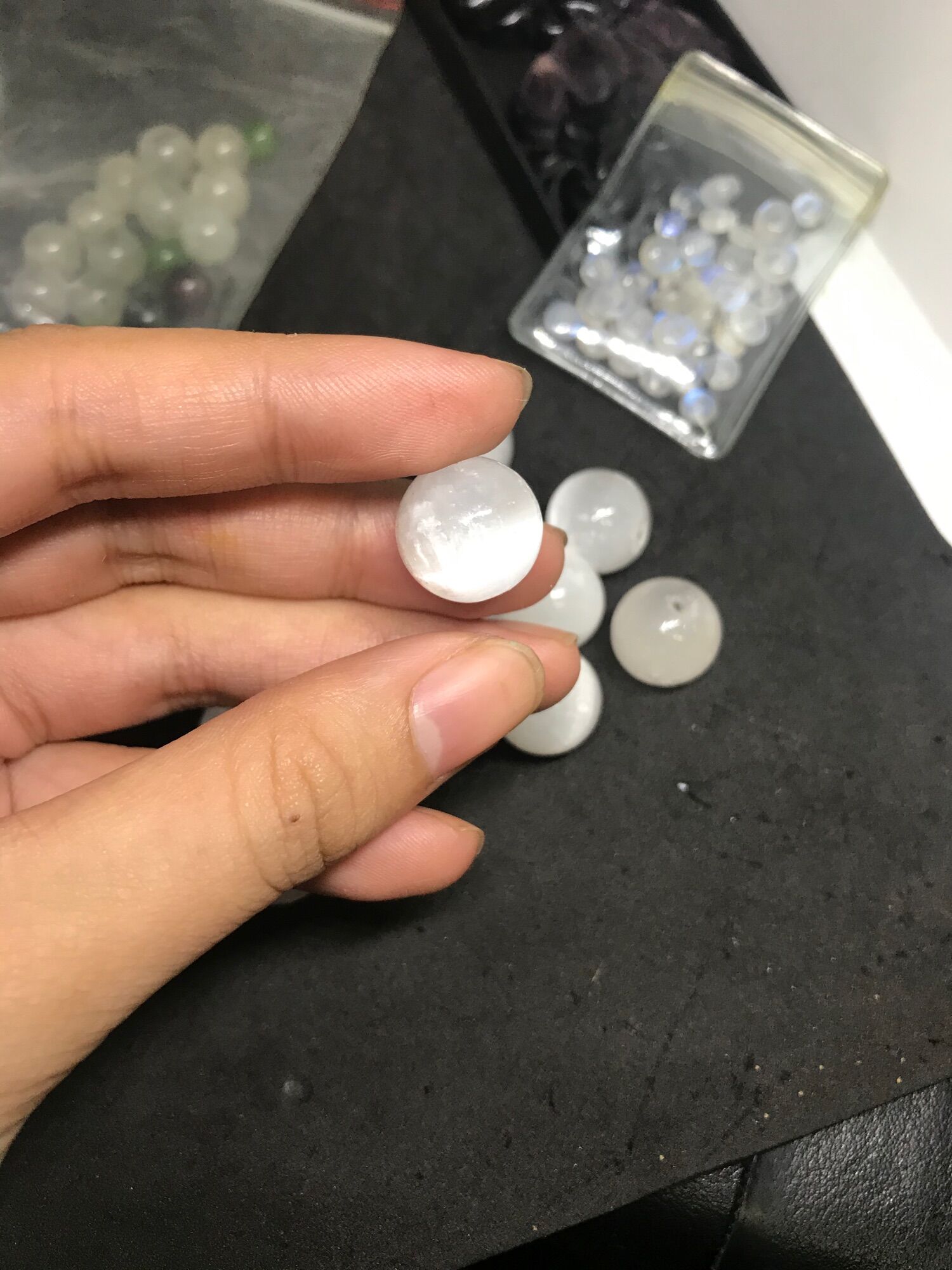 Hạt đá Selenite mài tròn xỏ lỗ size 12-14mm