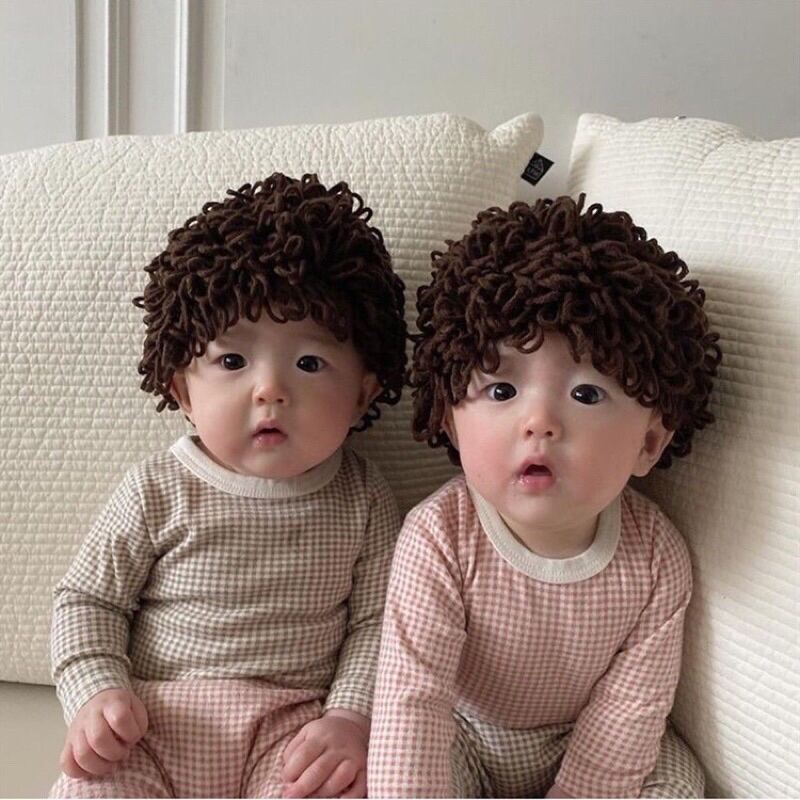 Mũ tóc xoăn giả cho bé - Tóc xoăn trẻ em Hàn Quốc: Nếu bạn đang muốn cho con trai mình một kiểu tóc xoăn đáng yêu nhưng không muốn thay đổi kiểu tóc của bé, thì mũ tóc xoăn giả cho bé là một sự lựa chọn tuyệt vời. Với tóc xoăn trẻ em Hàn Quốc, bé trai của bạn sẽ trông thật đáng yêu và đầy sáng tạo.
