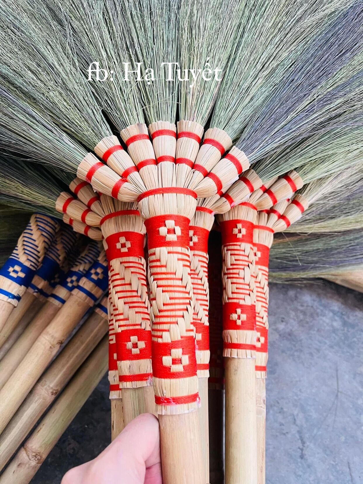 Chổi Lào - Chổi cán nứa nhẹ bền đẹp đã làm sạch mày chít