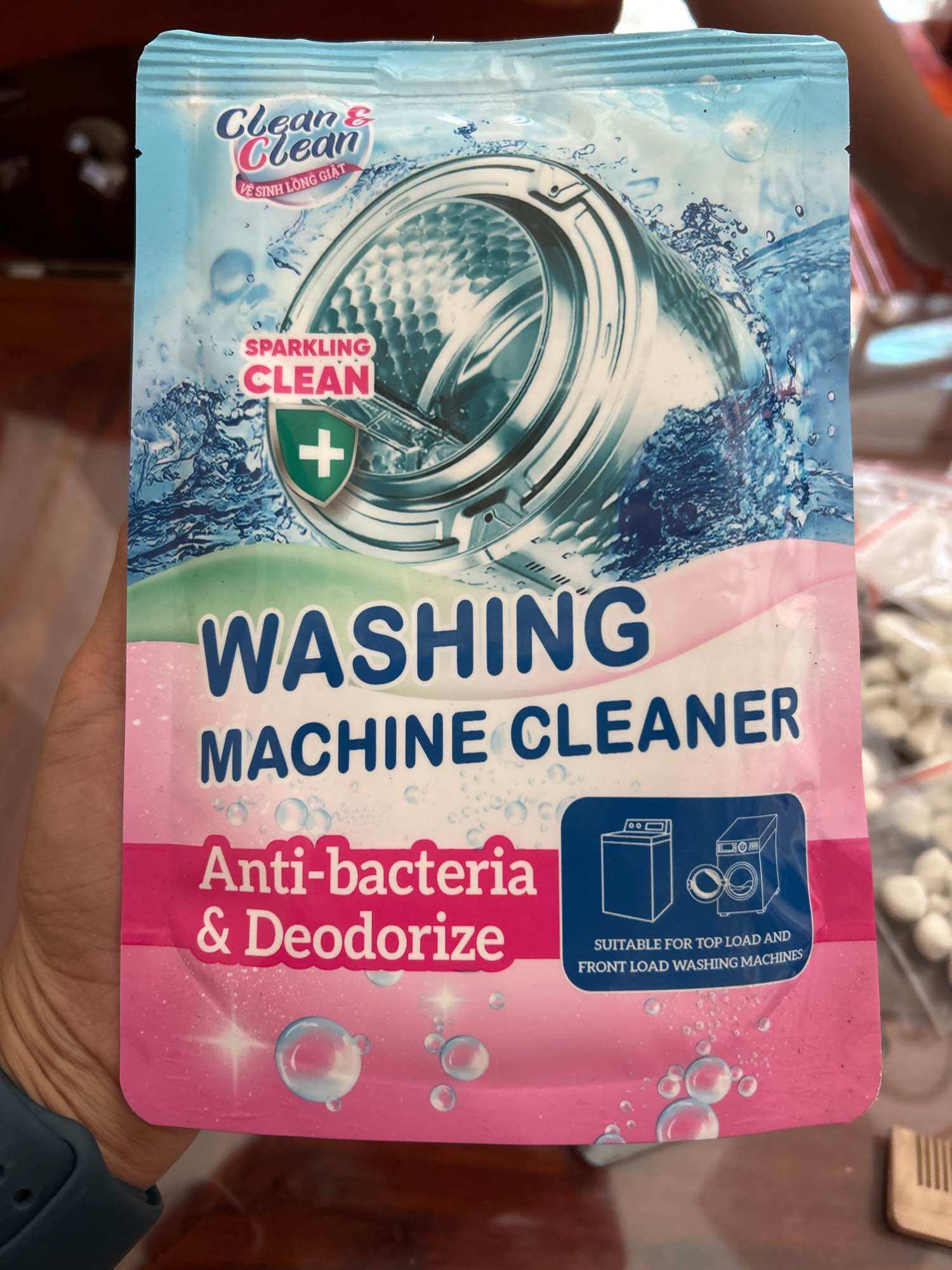 Bột tẩy máy giặt Clean & Clean Sparkling Clean với tính năng kháng khuẩn và khử mùi, phù hợp cho máy giặt tải trước và tải trên.