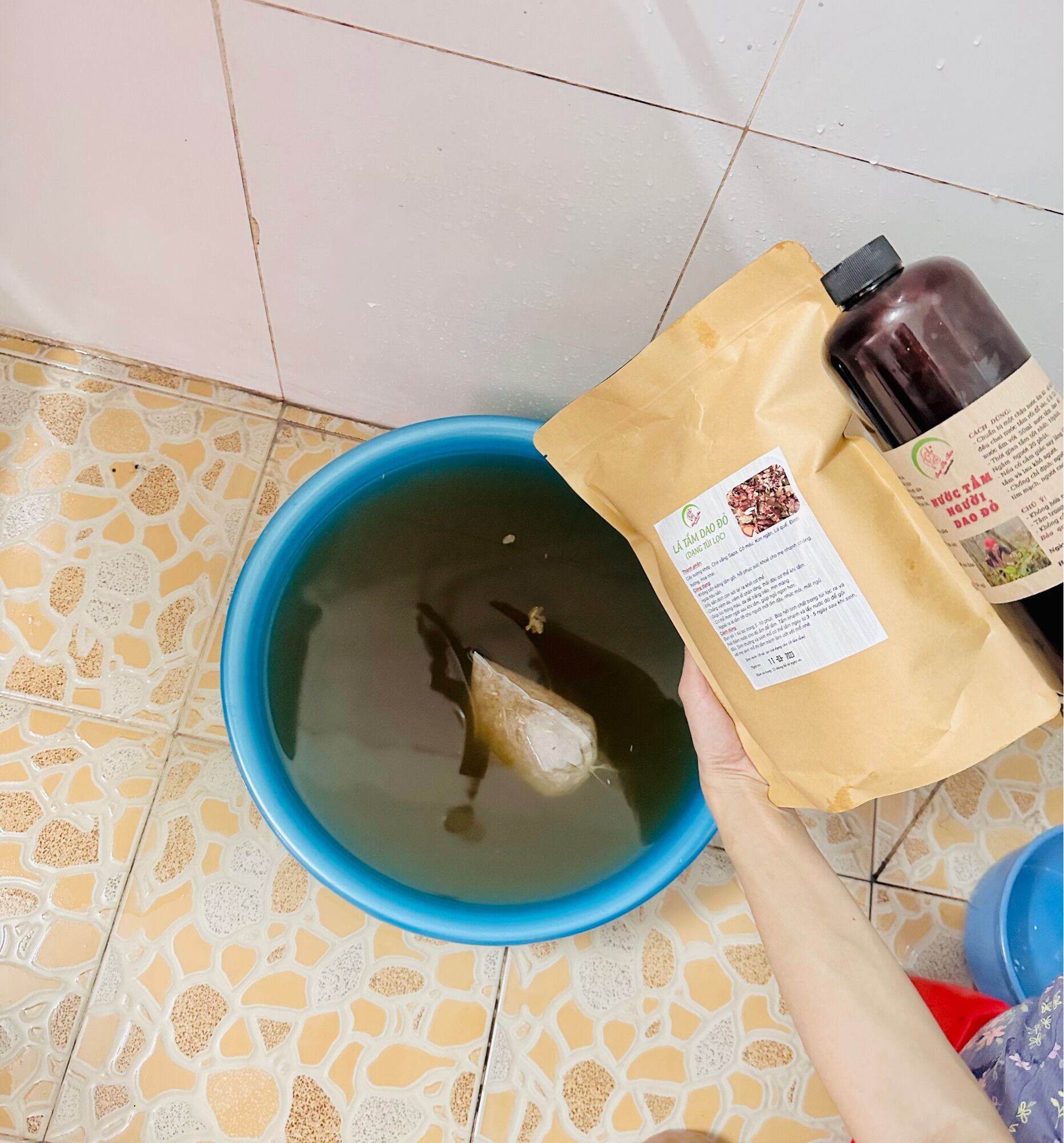 NƯỚC TẮM NGƯỜI DAO ĐỎ SAU SINH