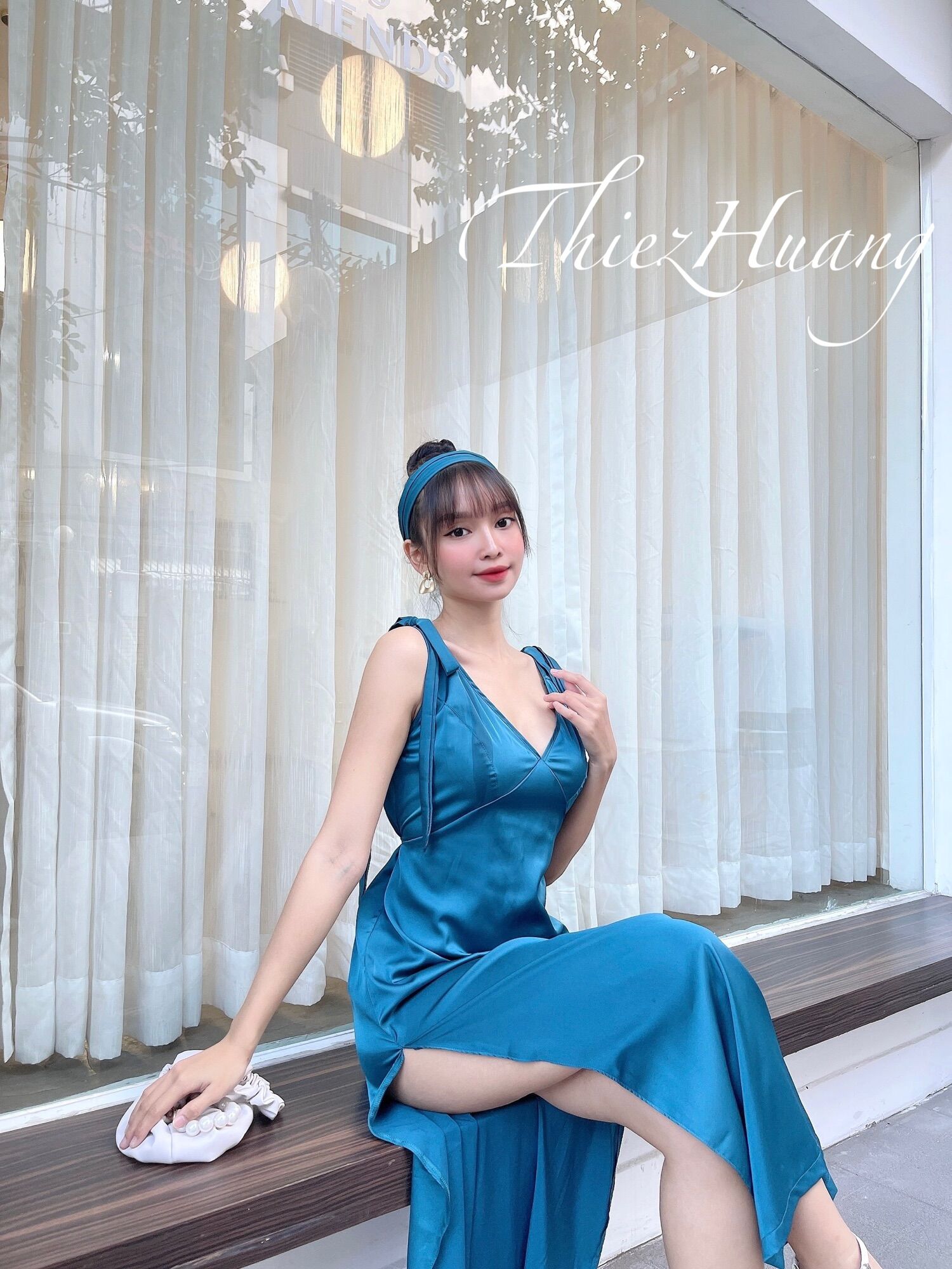 Đầm maxi lụa dáng dài hở lưng , trẻ trung