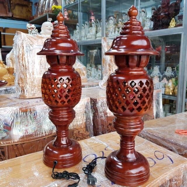 Cặp đèn tổ ong gỗ tràm cao 34cm màu đỏ trang trí bàn thờ