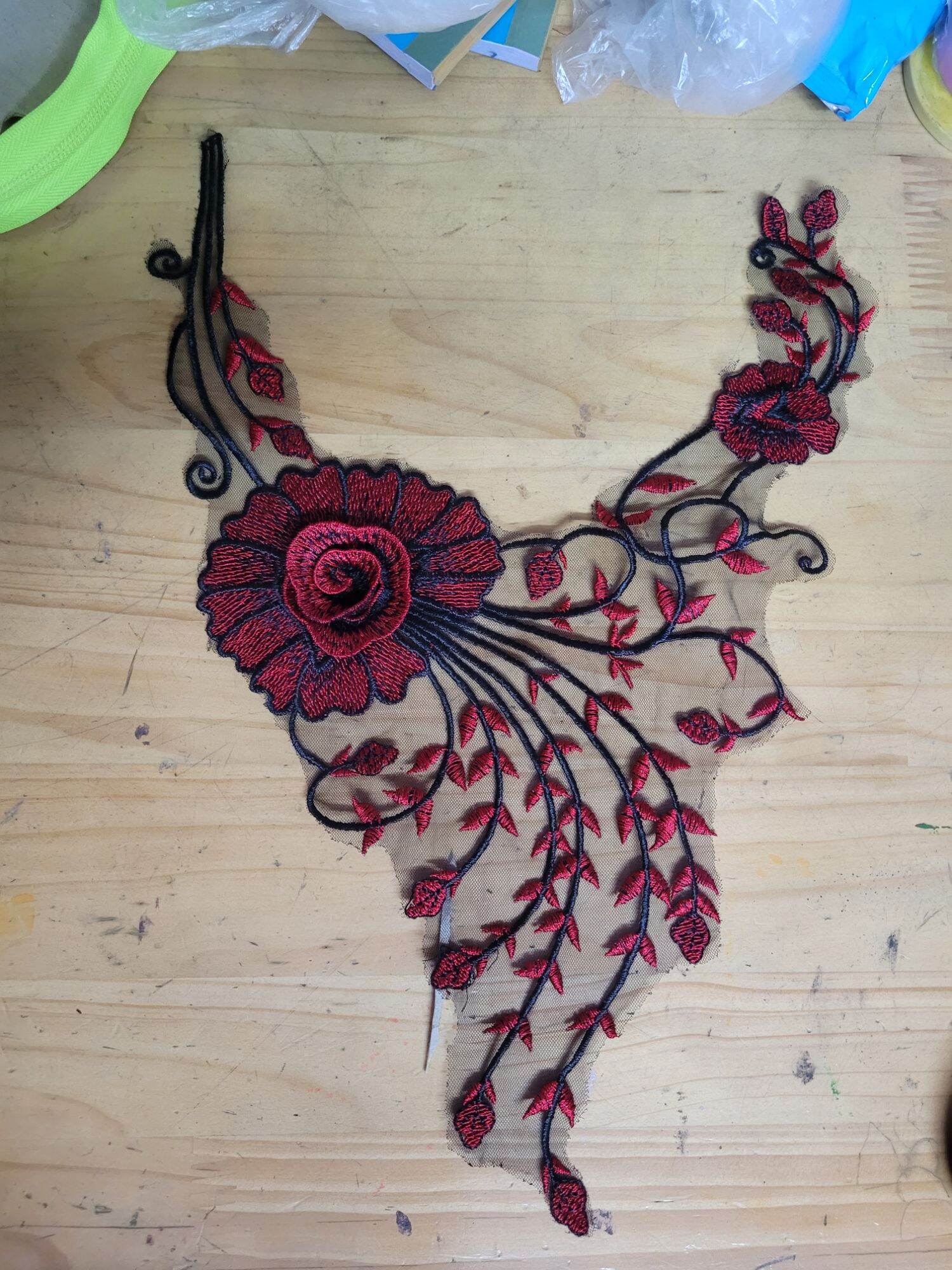 Ren cổ thêu hoa nổi