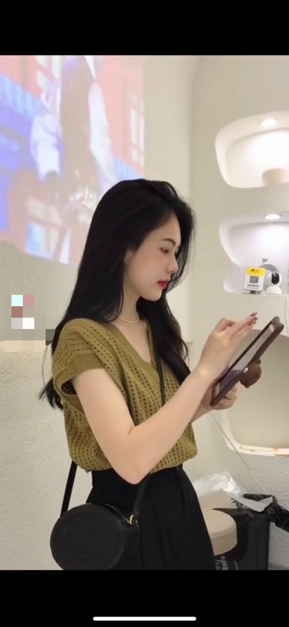 Áo len cổ tim