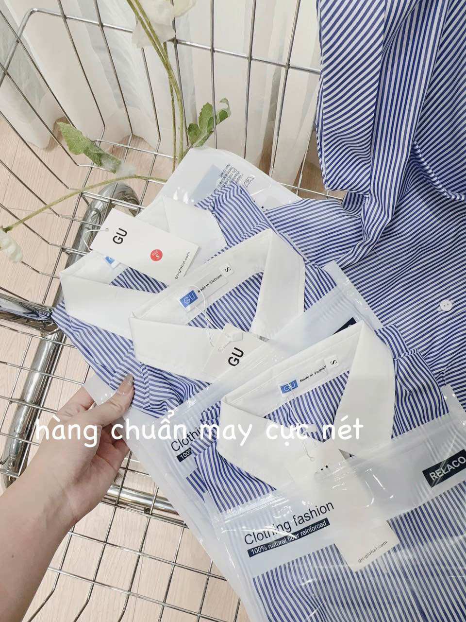Áo sơ mi kẻ GU tay vạy phối cổ trắng