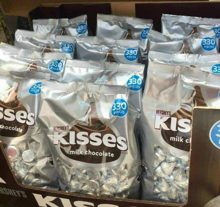 Socola kiss bạc 330 viên 1.58kg và socola sữa 1.47kg