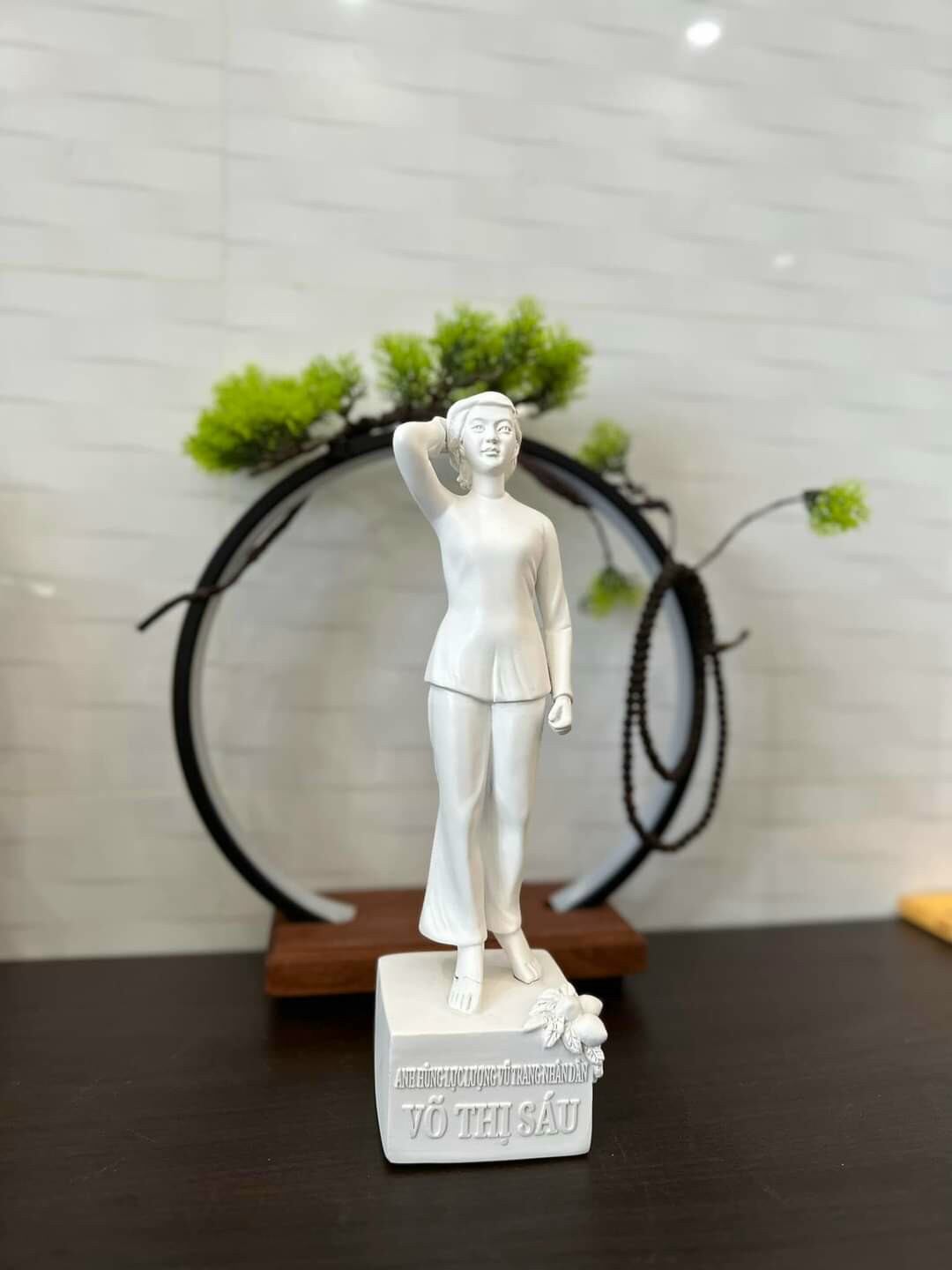 Tôn Tượng Cô Võ Thị Sáu 30cm
