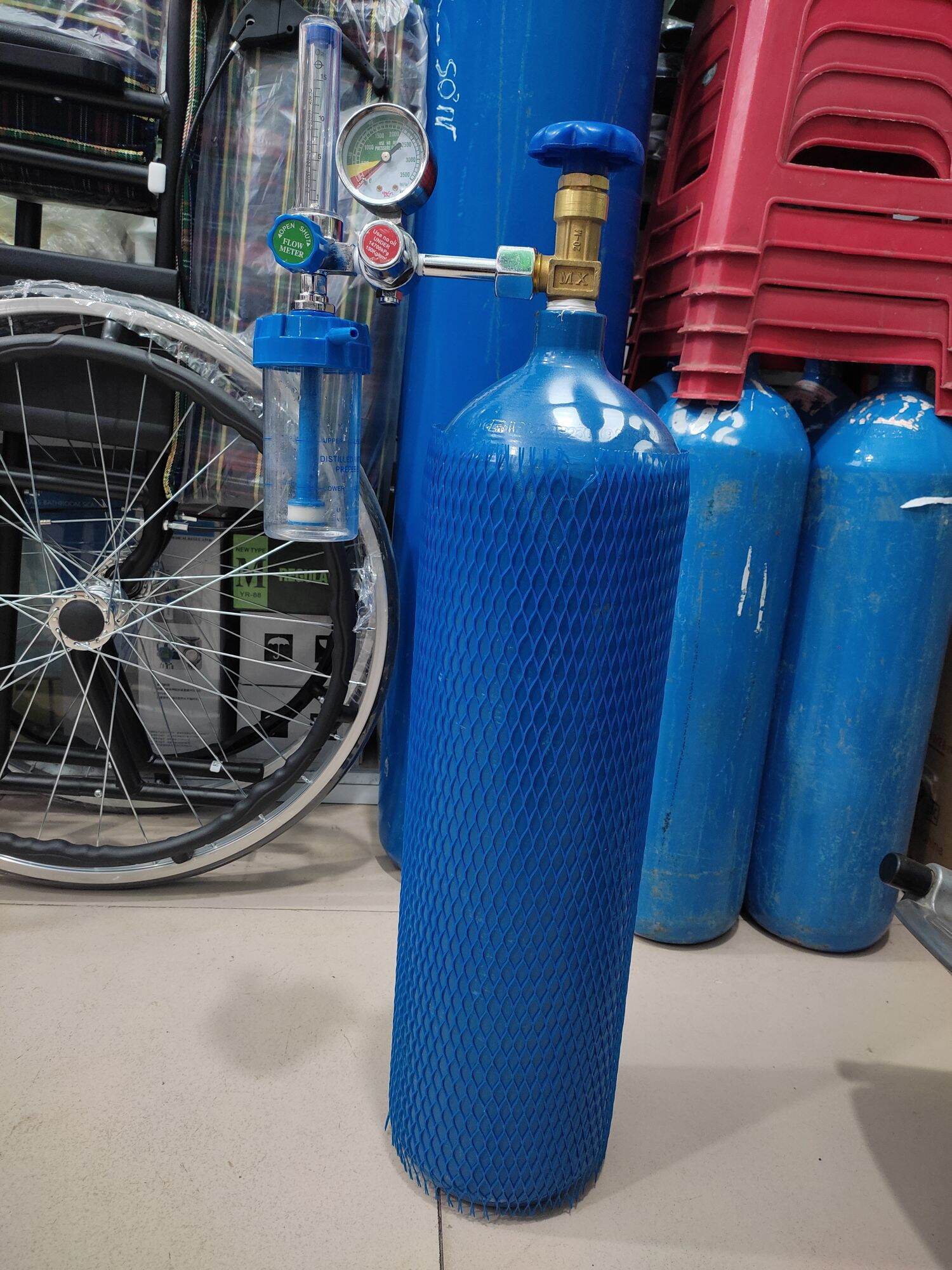bình oxy thở 5lit kèm van điều áp, trọn bộ sử dụng ngay.
