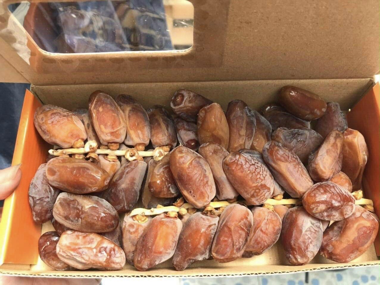 Sỉ 1 thùng chà là nguyên cành Isarel (10-12 hộp/thùng)