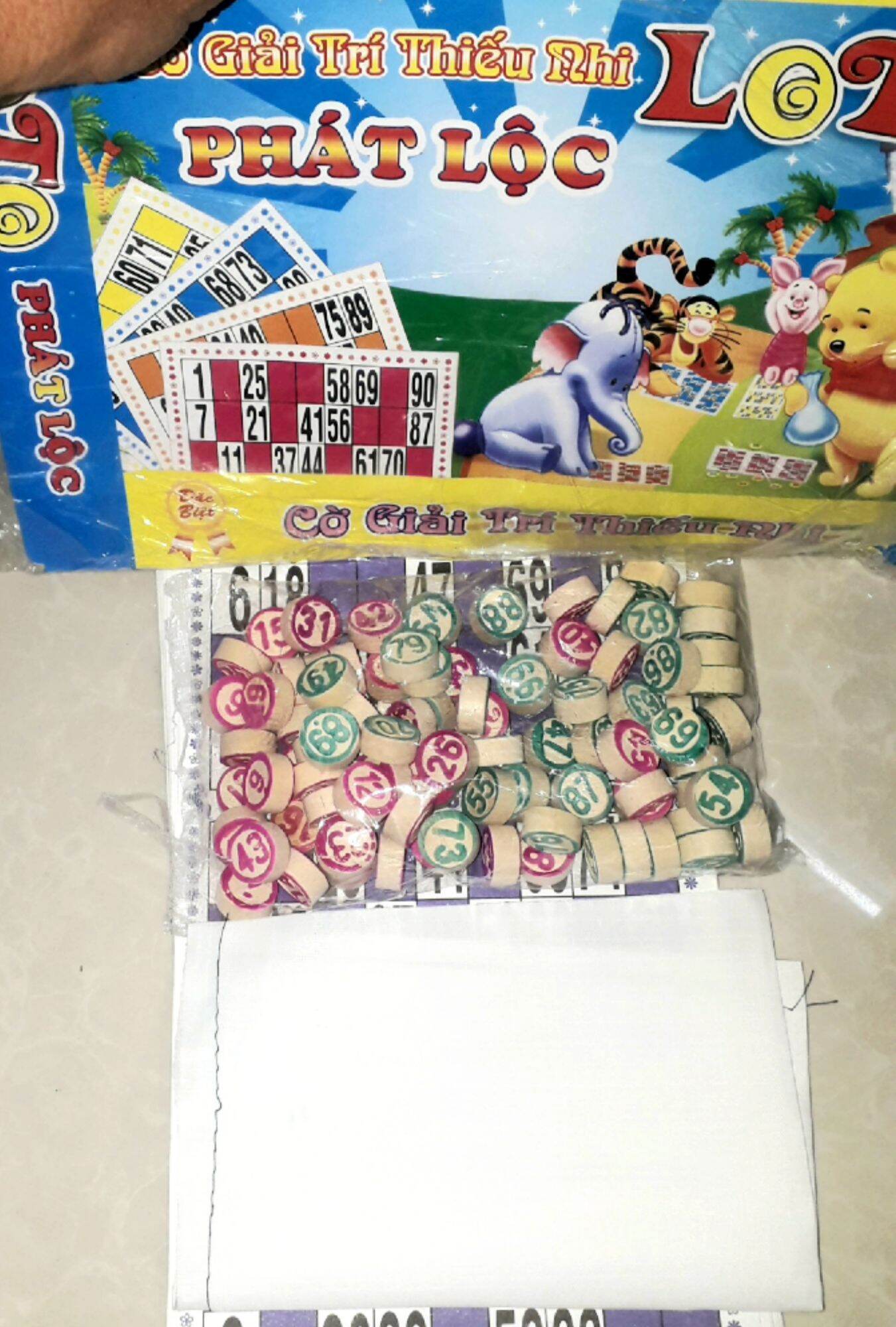 Trò chơi dân gian_Một bộ lô tô có 90 số bằng gỗ và 16 tờ giấy để chơi 