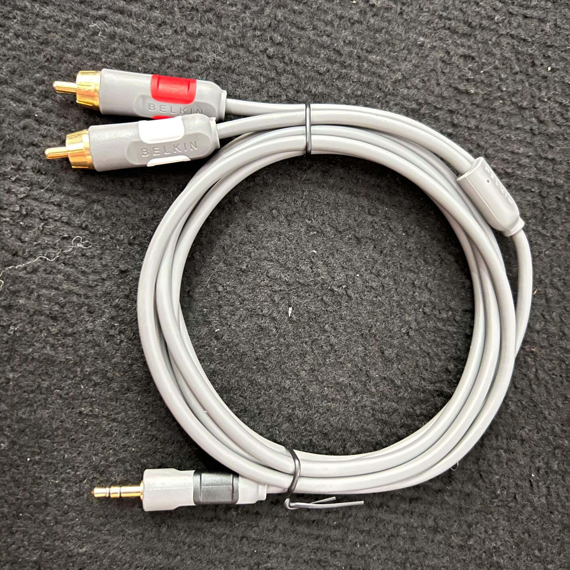 Dây 3.5 ra av belkin của đức