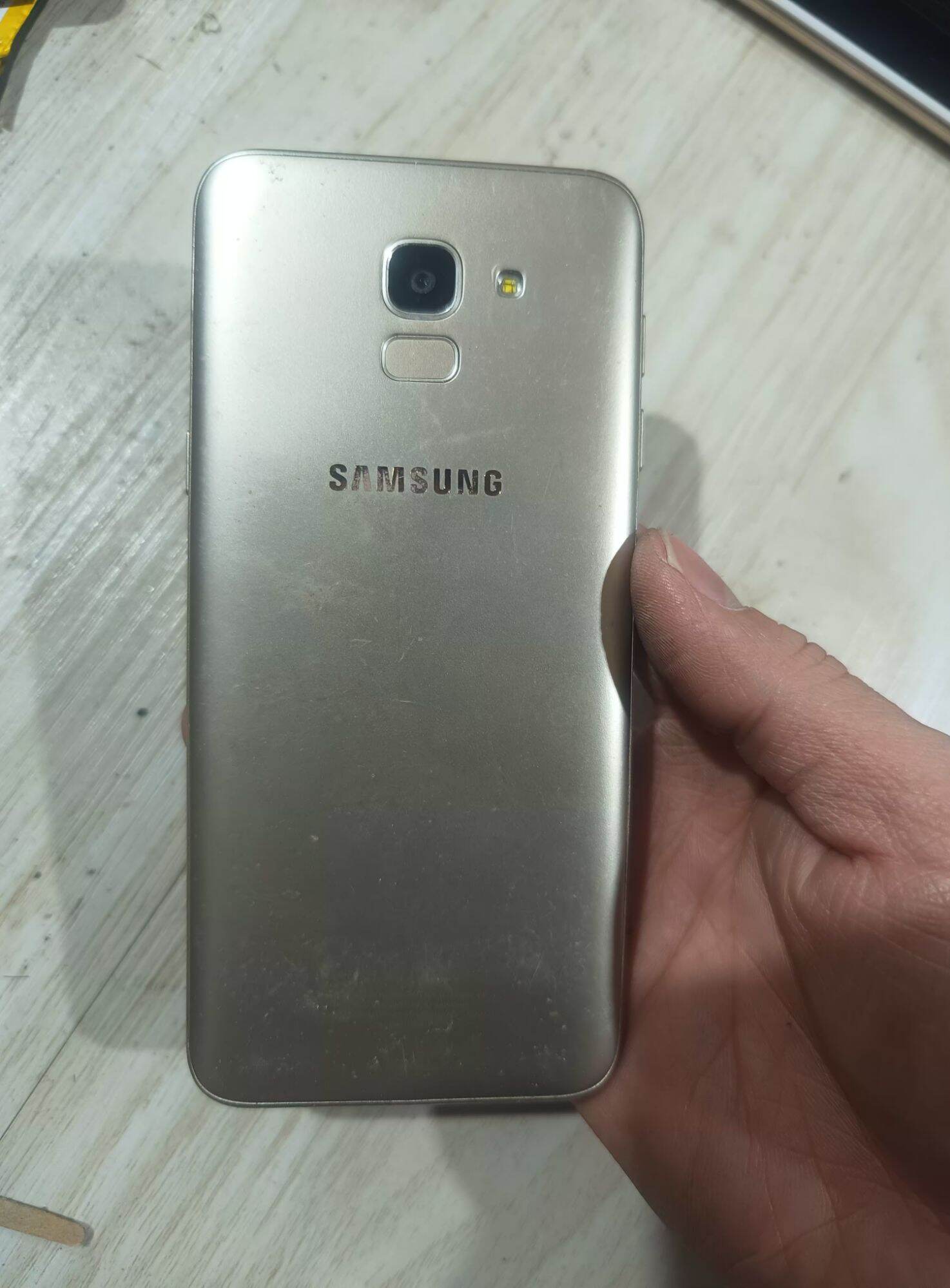 Cụm xác Samsung J6 Bản ( 3Gb/32Gb ) sống zin hư màn hình