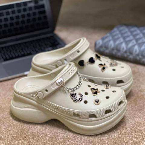 (sale 3 ngày)Sục crocs clog bae cao 9cm chính hãng, tặng kèm charm gắn dép. C.roc.s shoes . Giầy sục thời trang nữ xuất khẩu xịn. Giầy dép crocs đi mưa