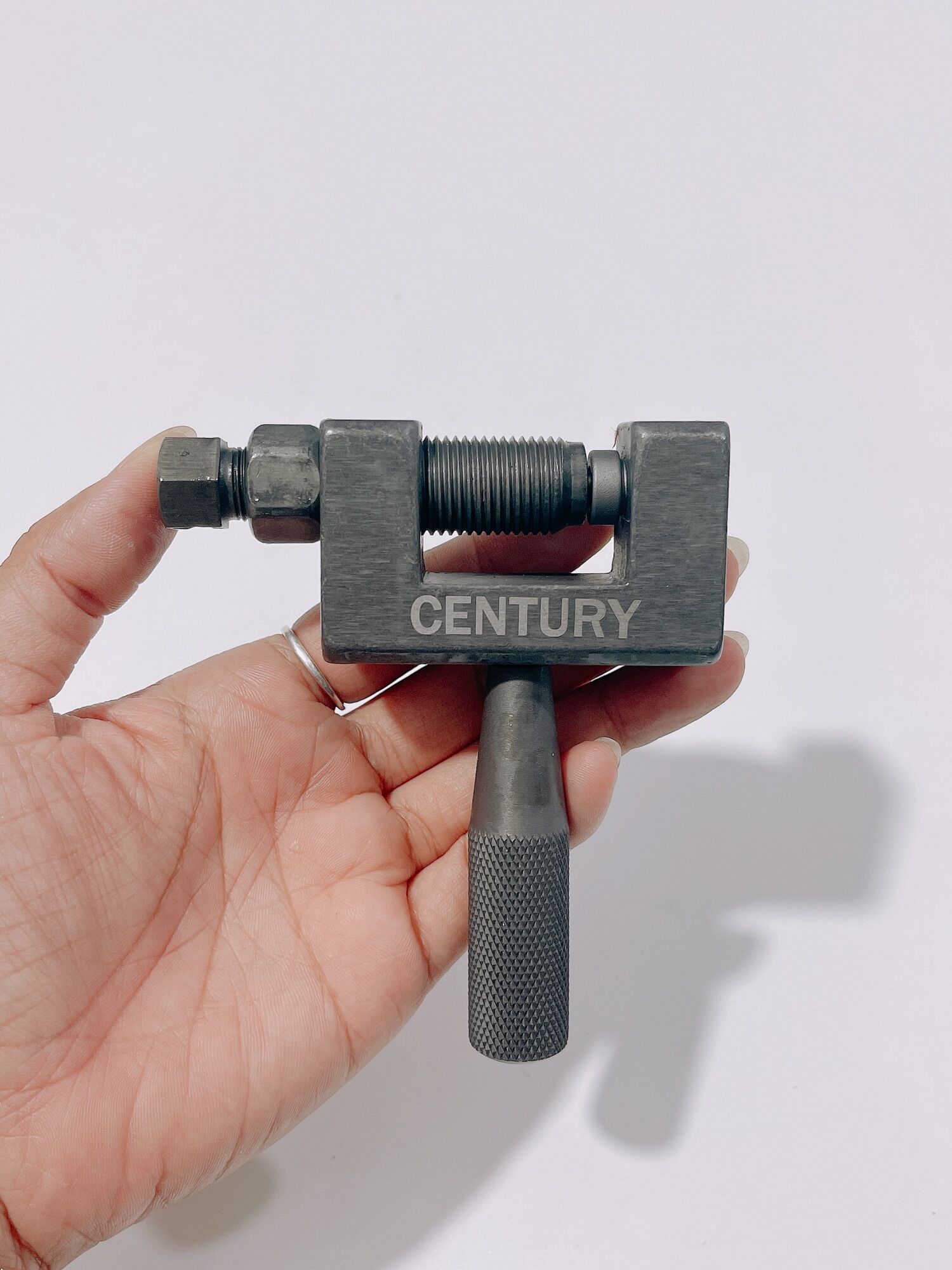 Cảo tháo mắt sên xe máy hiệu Century, vam đột xích hàng cầm chắc tay