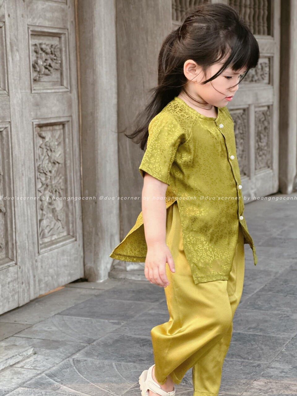 Bộ quần áo bà ba gấm kèm khăn lụa satin cho bé gái