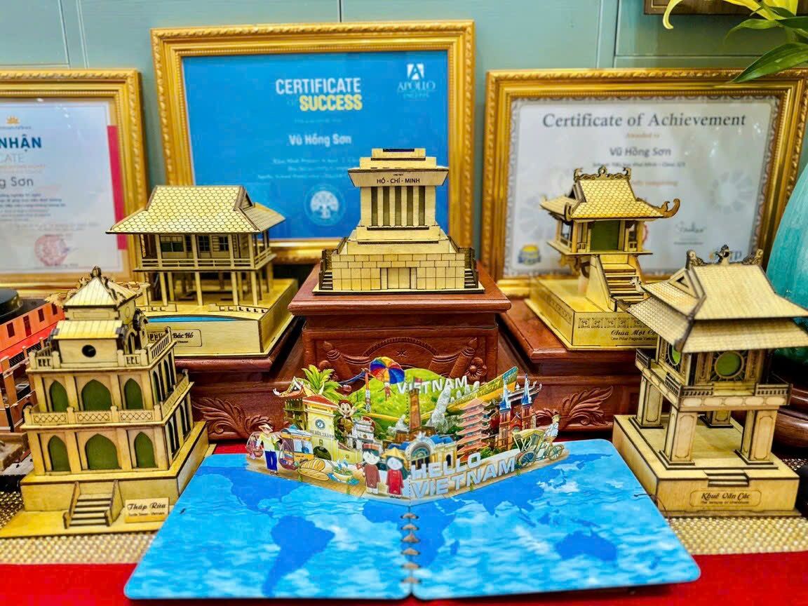 Mô hình lăng Chủ tịch Hồ Chí Minh bằng gỗ