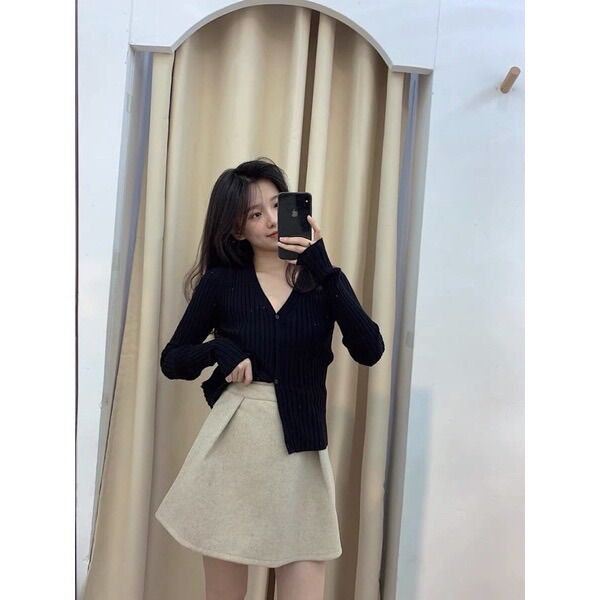 Set chân váy dạ xòe và áo len đen