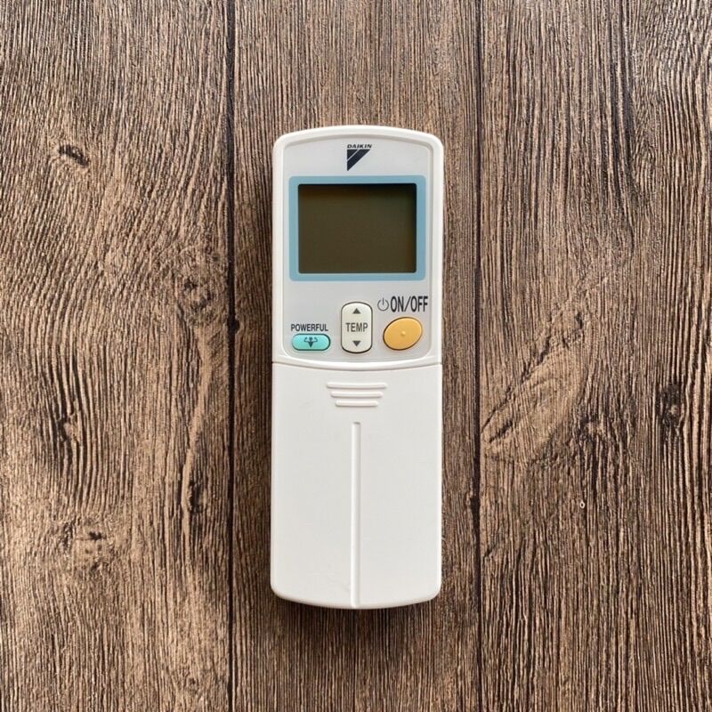REMOTE MÁY LẠNH DAIKIN CHĨNH HÃNG 1 nút xanh ( tặng pin )