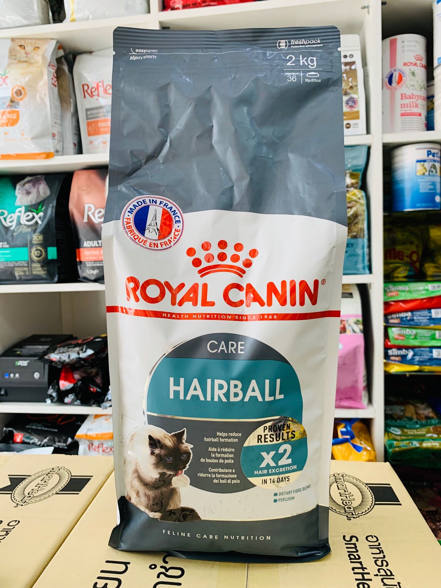 Thức ăn hạt cho mèo trưởng thành Royal Canin Hairball 2kg