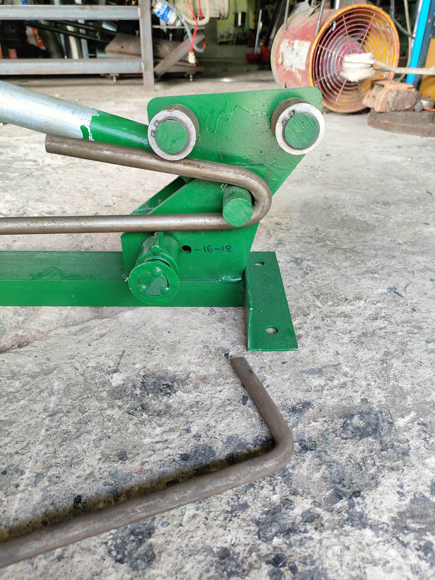 Bàn bẻ sắt 18