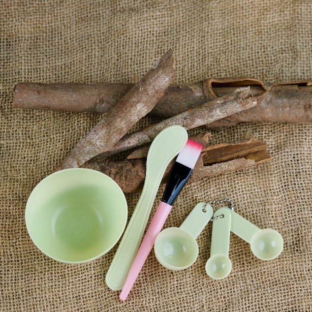 COMBO 100G BỘT CÁM GẠO + 100G TINH BỘT NGHỆ + 100G BỘT TRÀ XANH ( TẶNG 1 BỘ DỤNG CỤ ĐẮP MẶT)