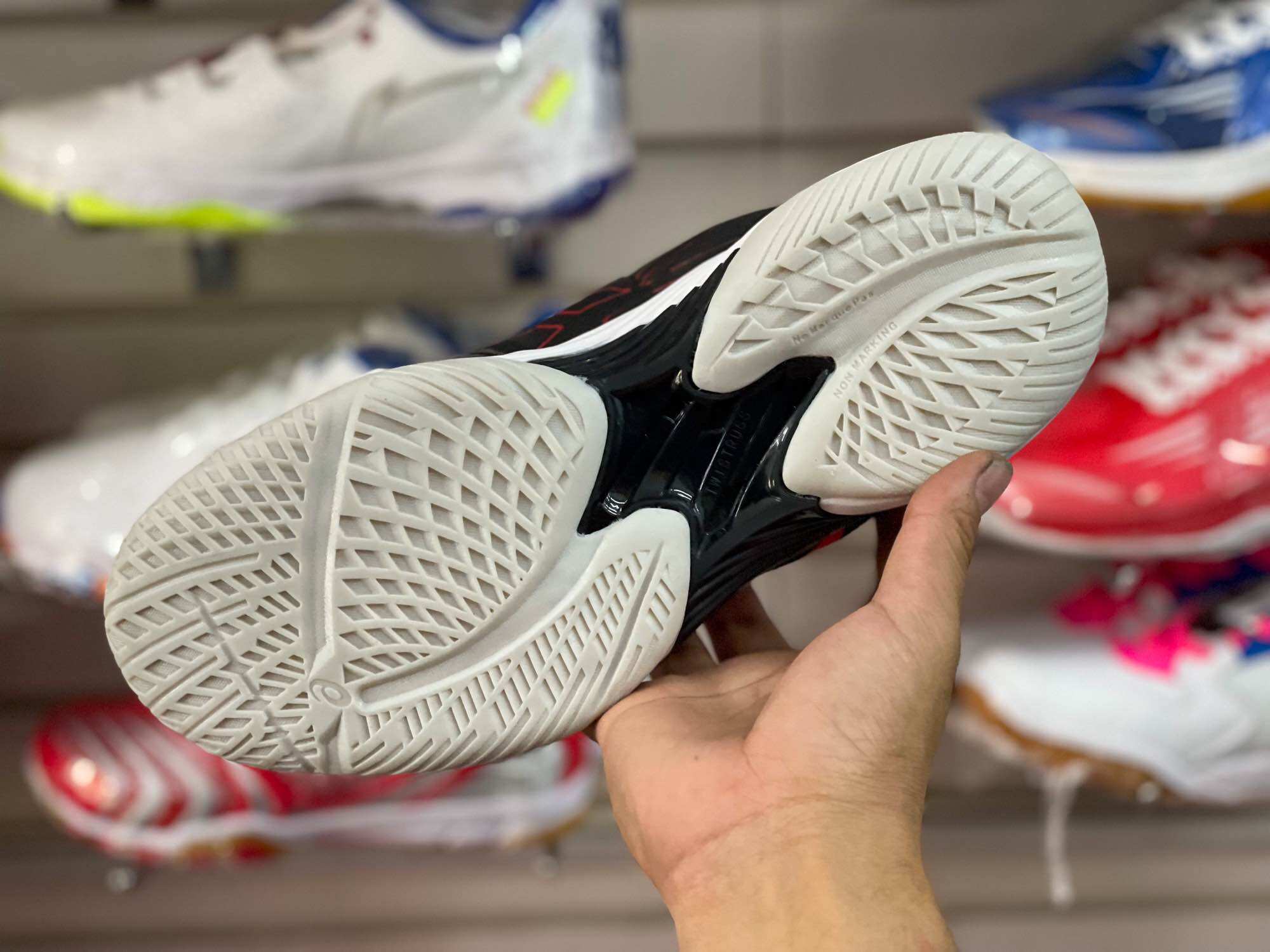 Giày thể thao ASICS bóng rổ đen đỏ cao cấp
