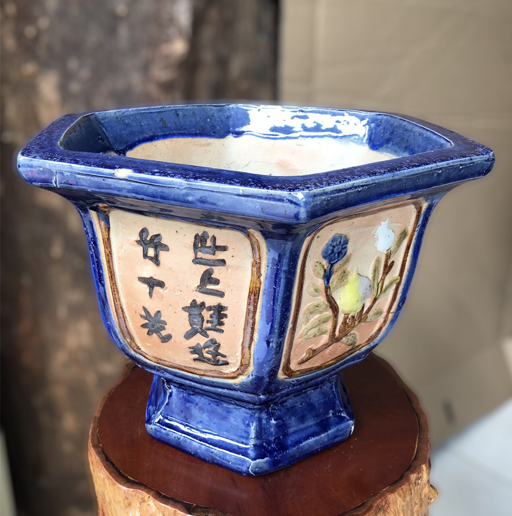 Chậu sứ trồng cây giả cổ.