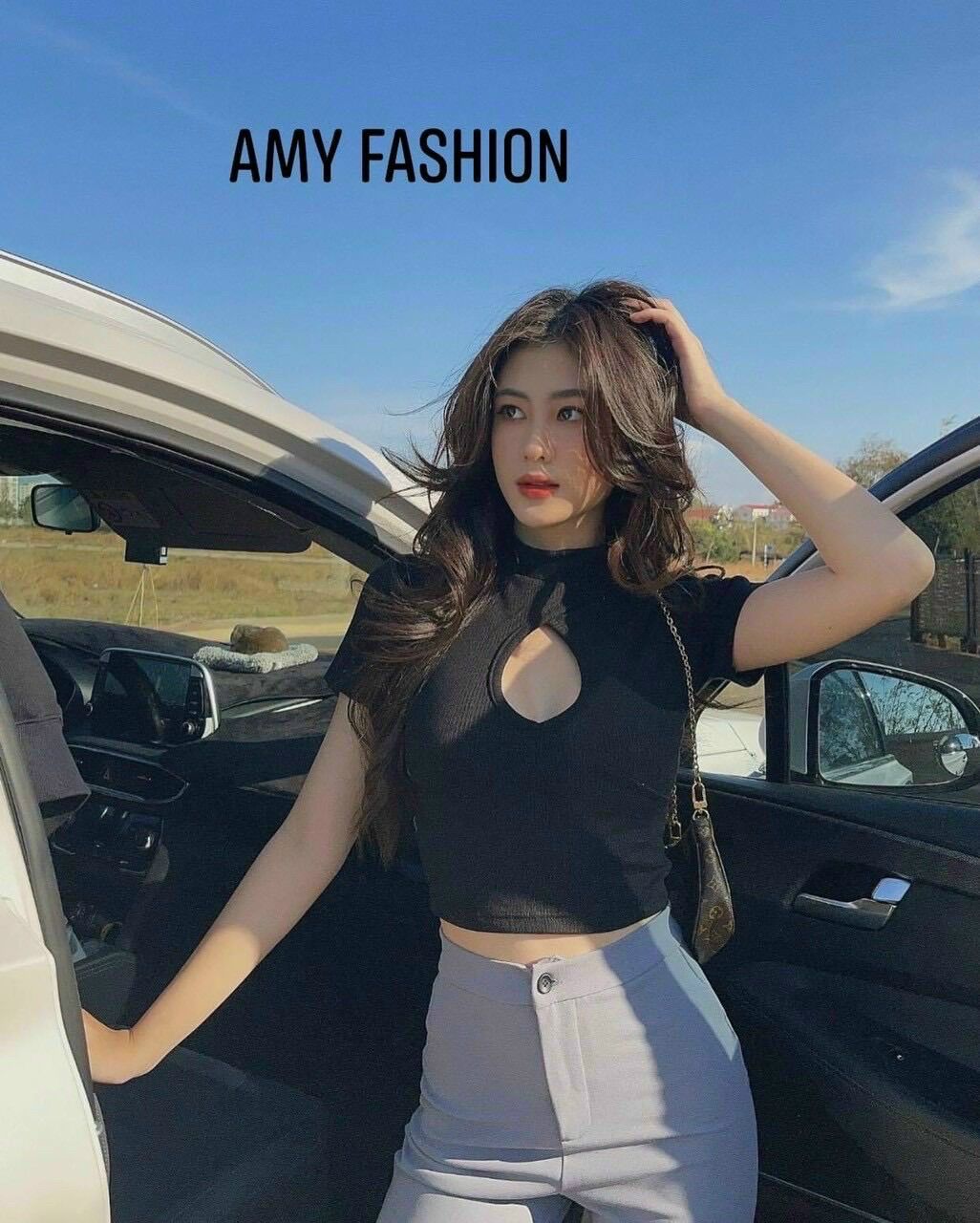 Áo croptop gân cut out ngực