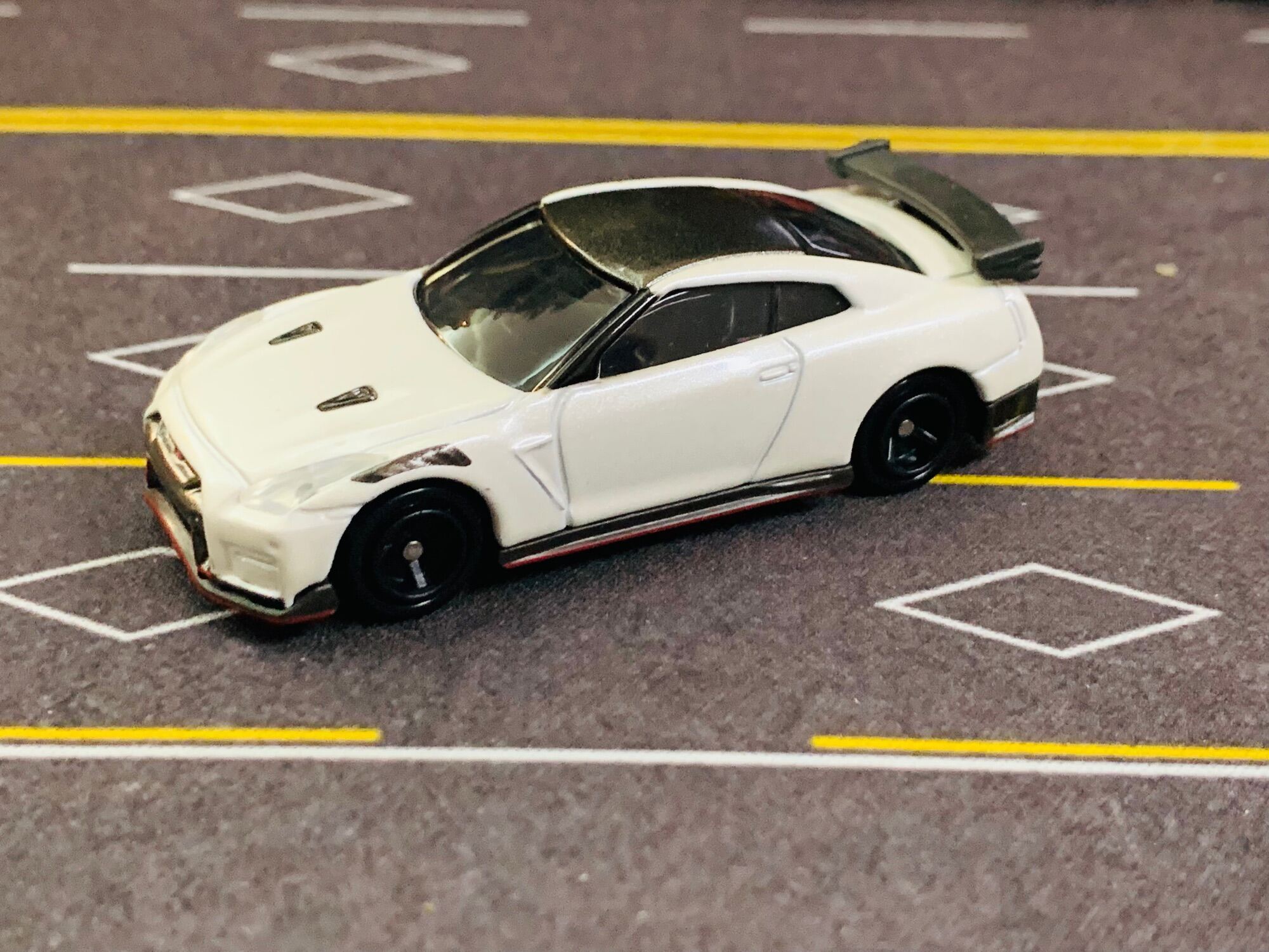 Hobby Store xe mô hình Tomica Nissan GT-R (Trắng)