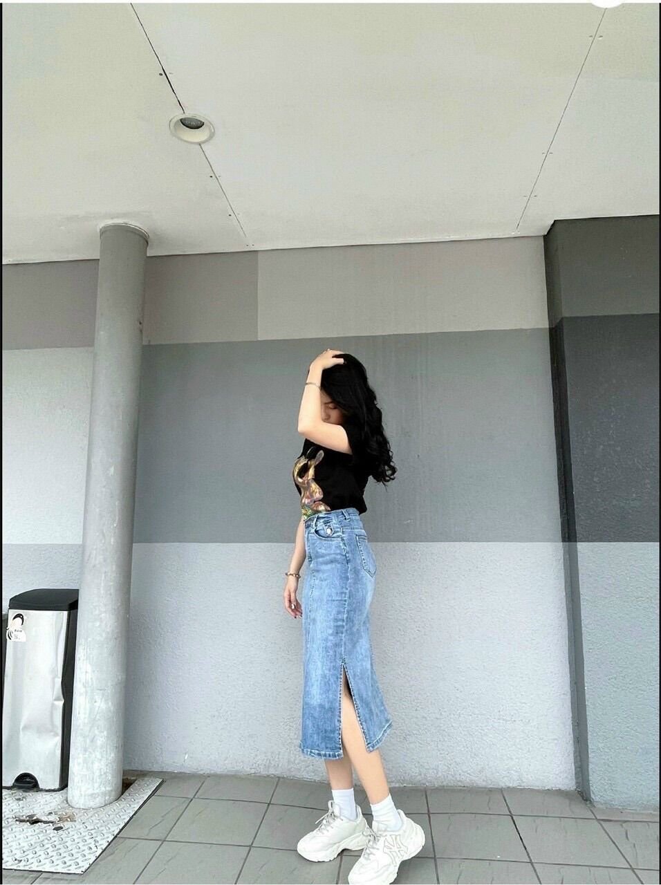 Chân váy jean co giãn xẻ lai bên hông dài qua gối