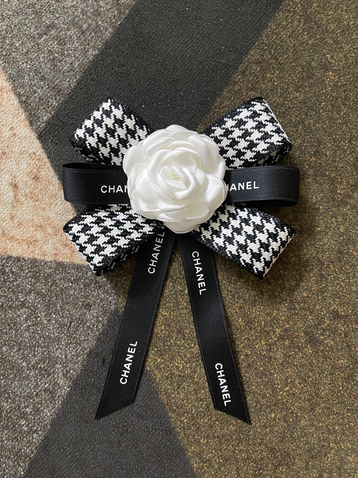 Nơ cài áo hoa trà dây chanel đen