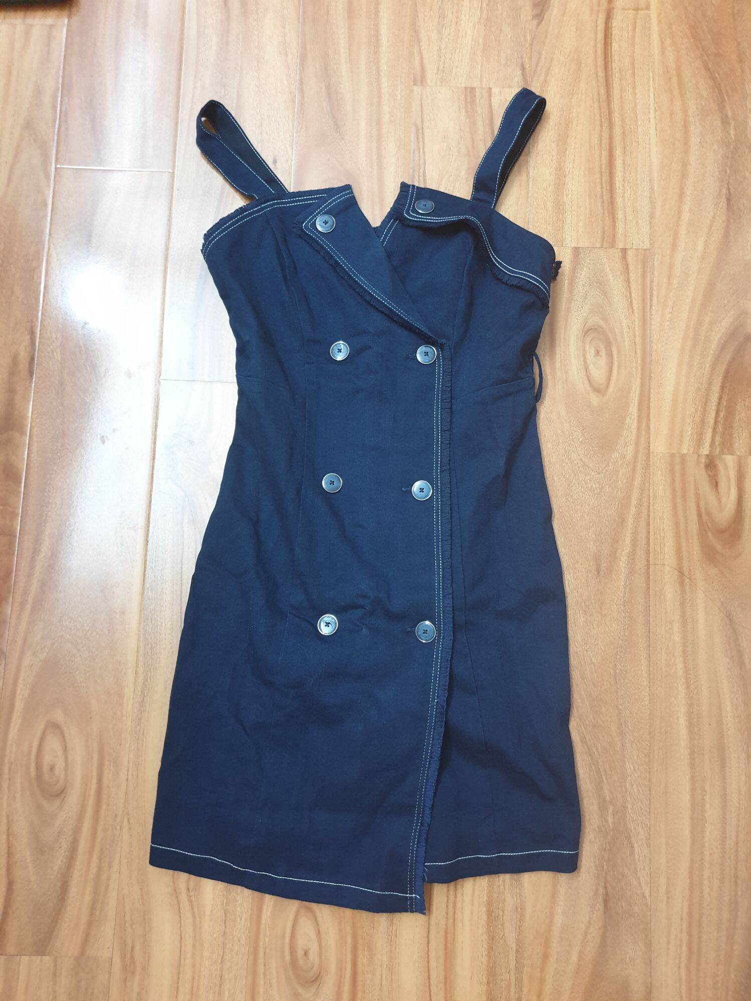 Váy yếm chất liệu jean co giãn