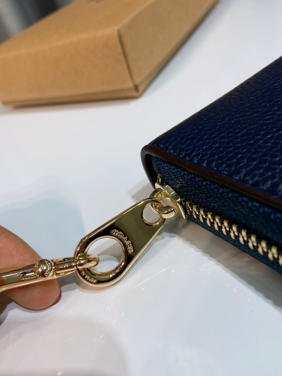 Ví dài Coach Long Zip Aruond Wallet