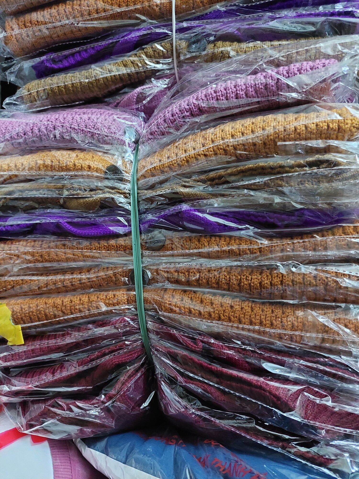 Áo len cổ tim bà già