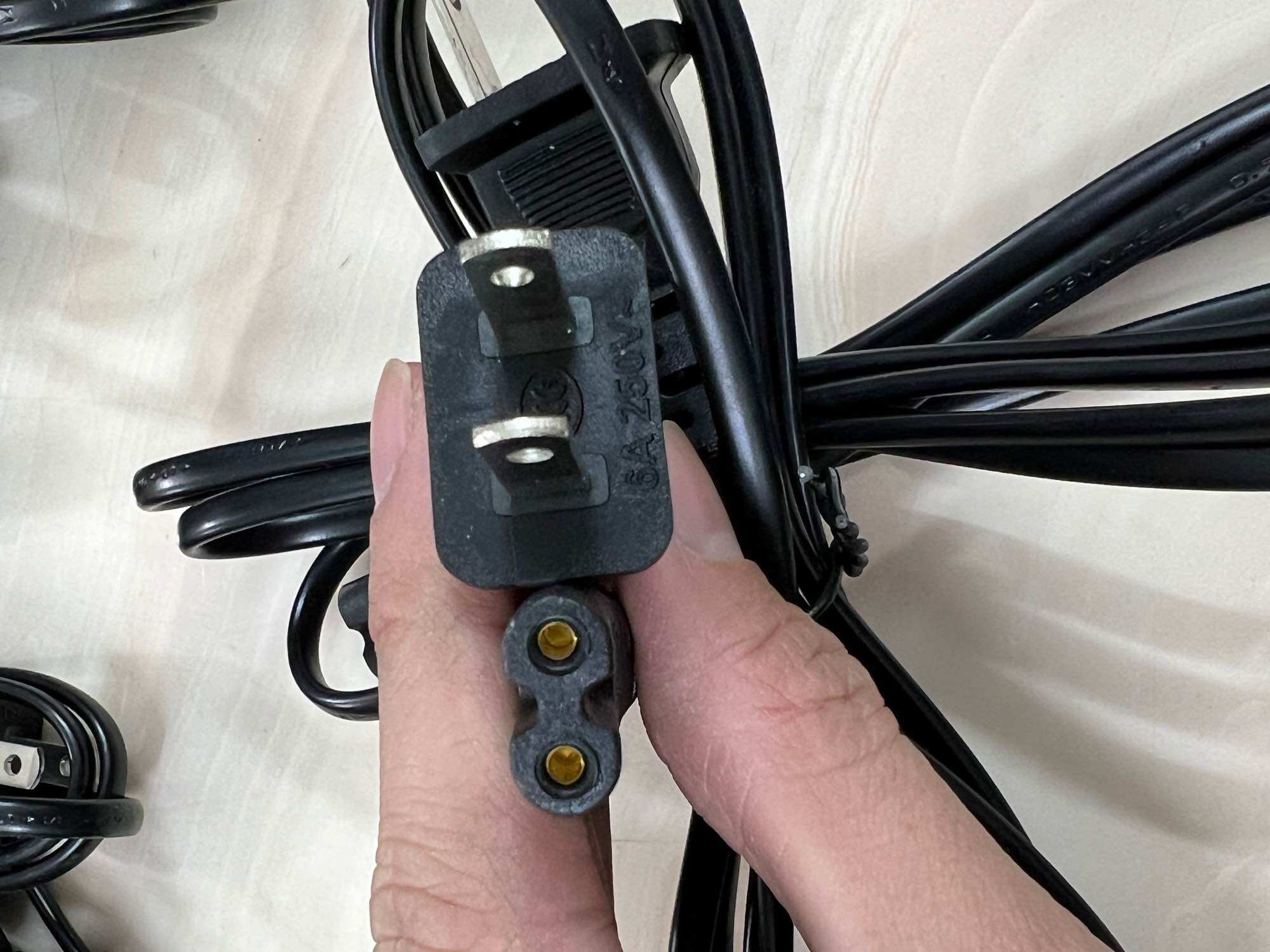 Dây nguồn số 8  ( lõi 0,75mm dài 1,5m )