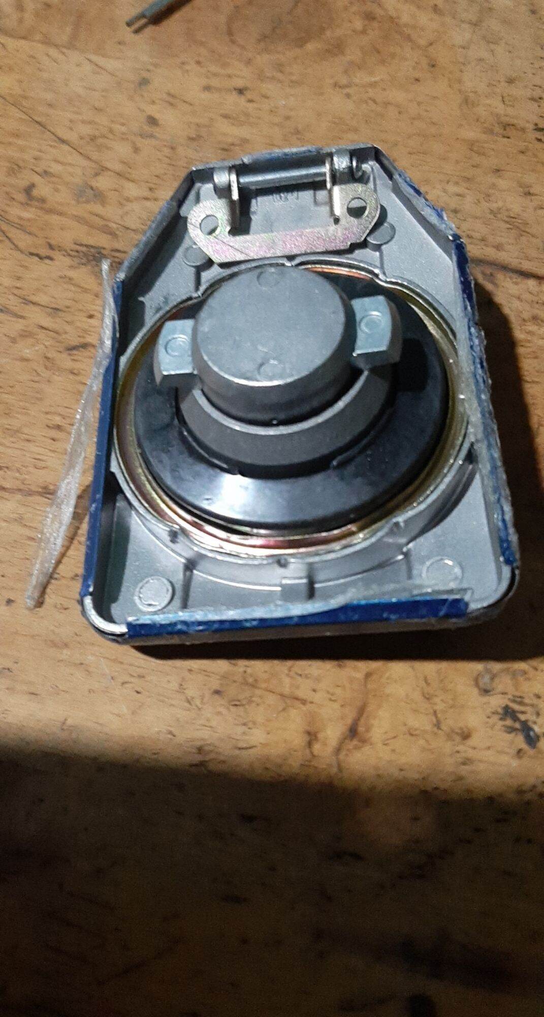 Nắp xăng vuông xe 3 bánh