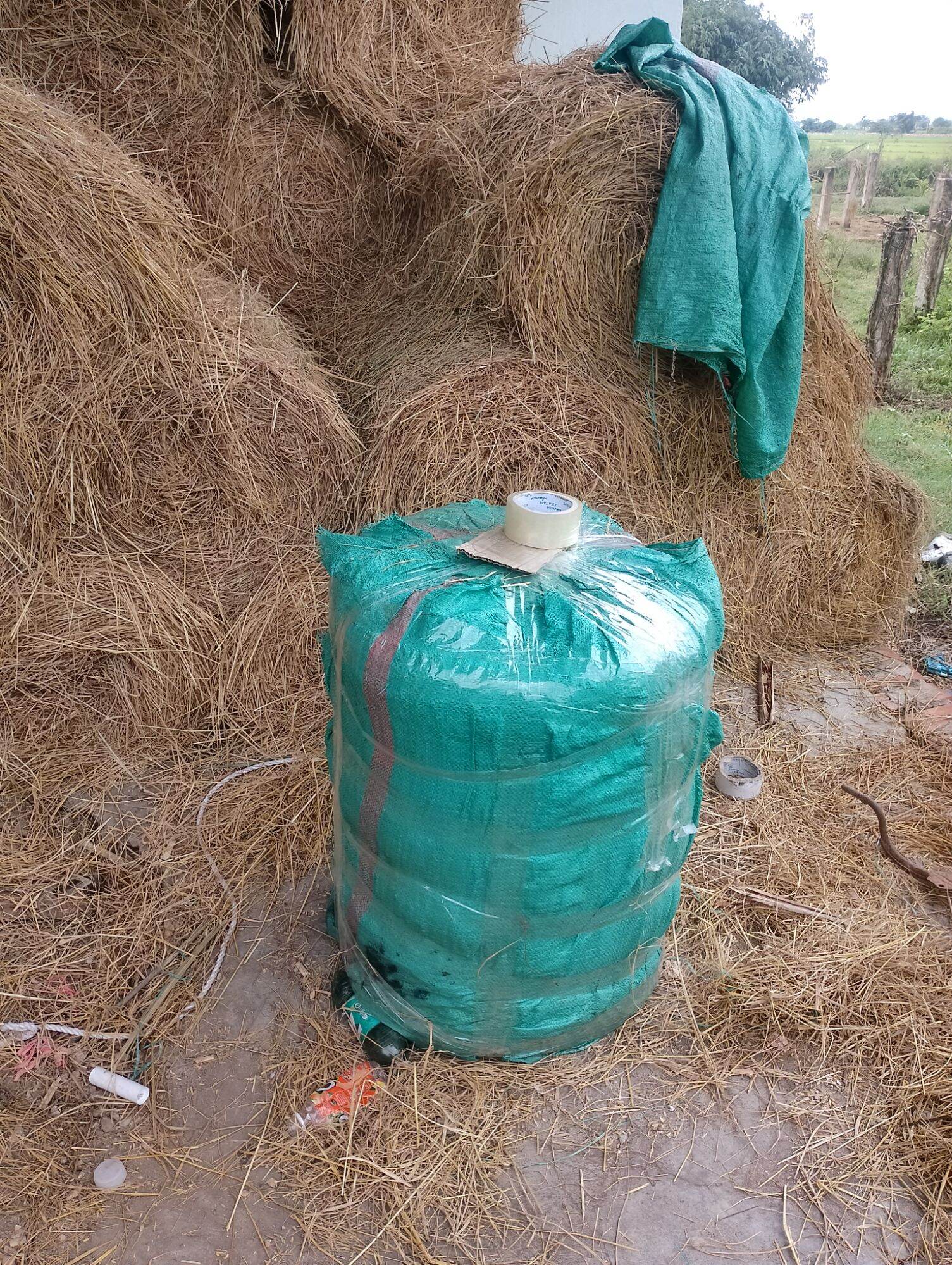 1 cục rơm cuộn nặng 20 kg