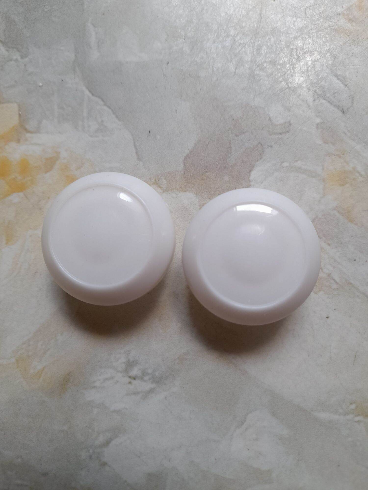 Nút phuột trước xe Cúp màu trắng và đen ( 1 cặp ).